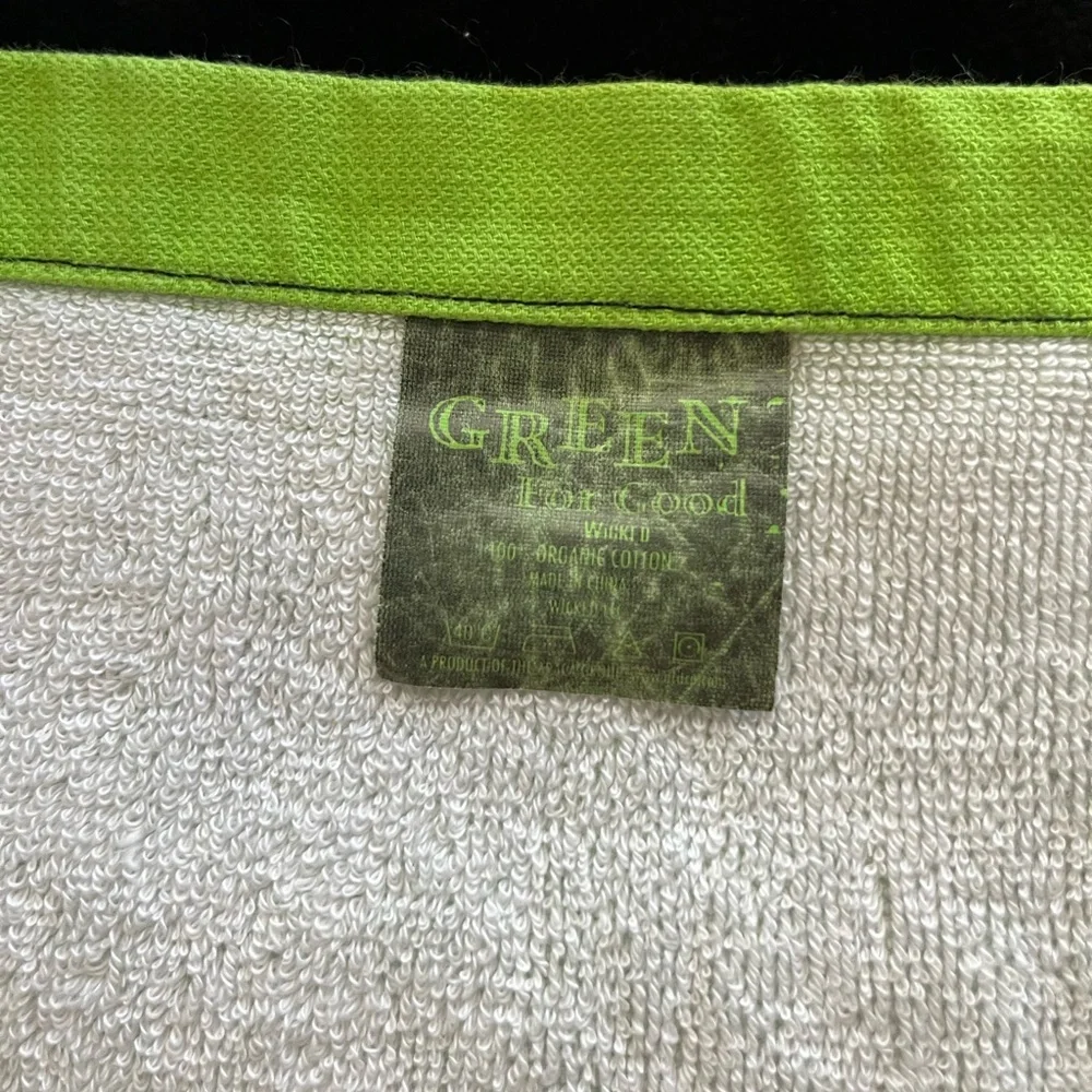 HTF Broadway Musical “WICKED” BeachTowel & Special Ed. People Magazine 1/26